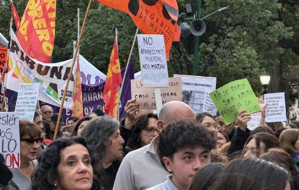 Multitudinaria marcha Ni Una Menos en Salta