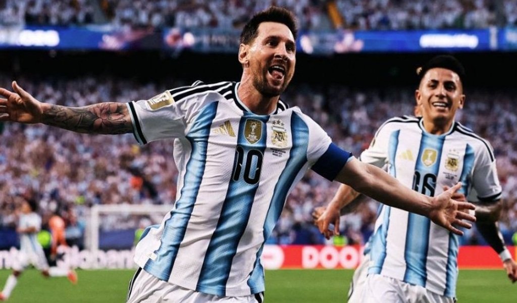 En su debut mundialista, Argentina goleó a Argelia 3 a 0