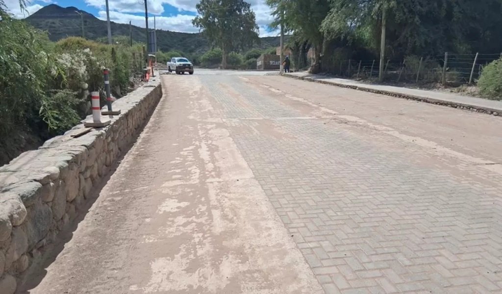 Pavimentación en el acceso a Seclantás