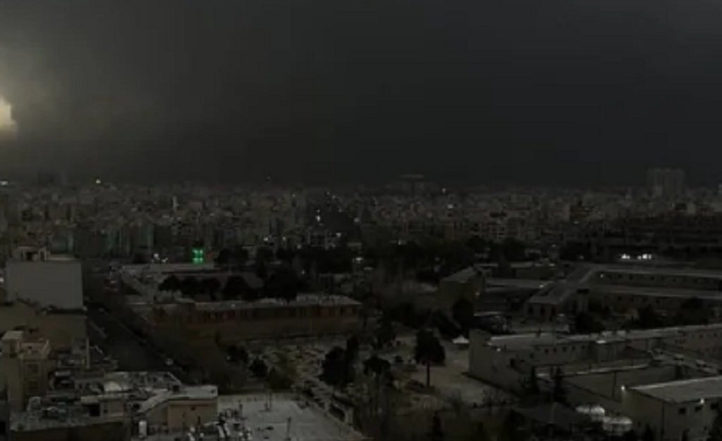 Teherán amanece bajo una "lluvia negra" 