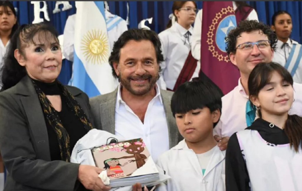 Sáenz inició la distribución de kits y manuales escolares en toda la provincia