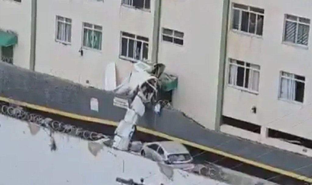 Avioneta se estrelló contra un edificio 