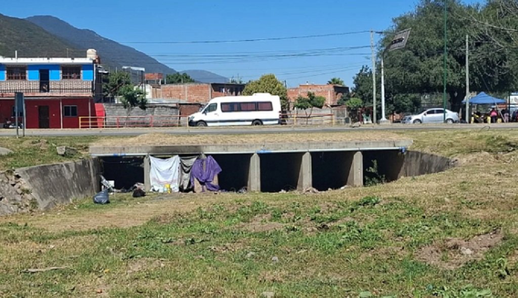 Operativo de saneamiento y desalojo en canales de la ciudad