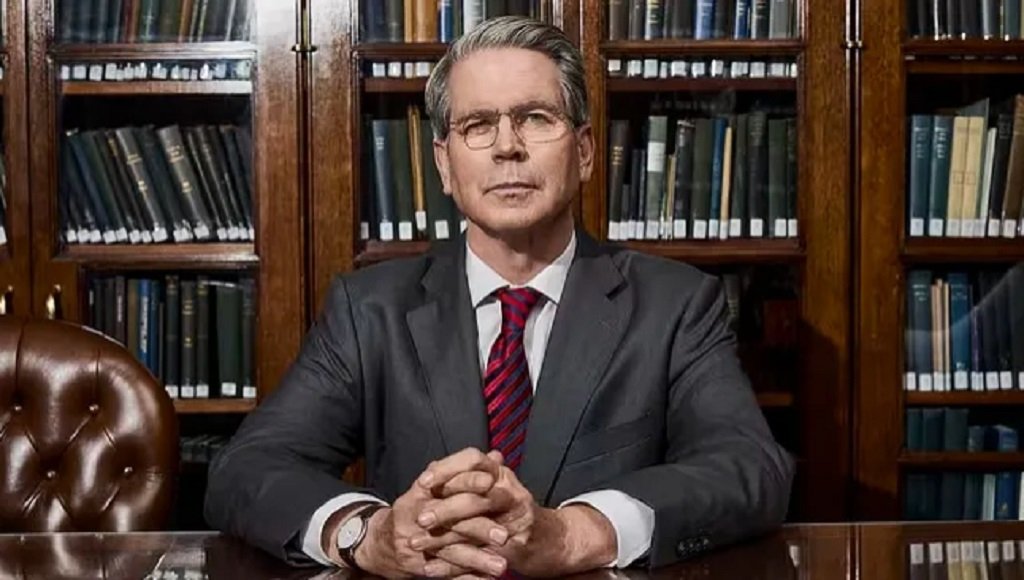 Scott Bessent prevé caída del petróleo