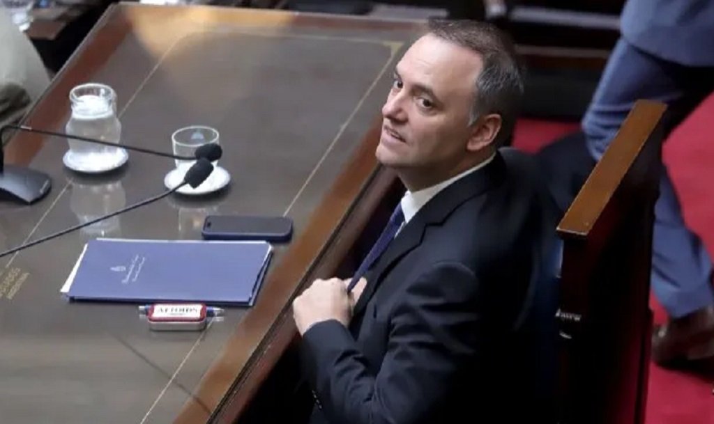 Piden peritar el teléfono del contratista