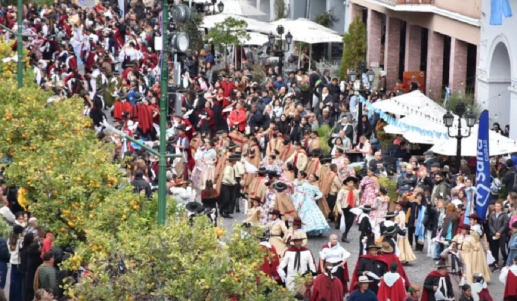 Multitudinaria convocatoria en las celebraciones del 25 de Mayo en Salta