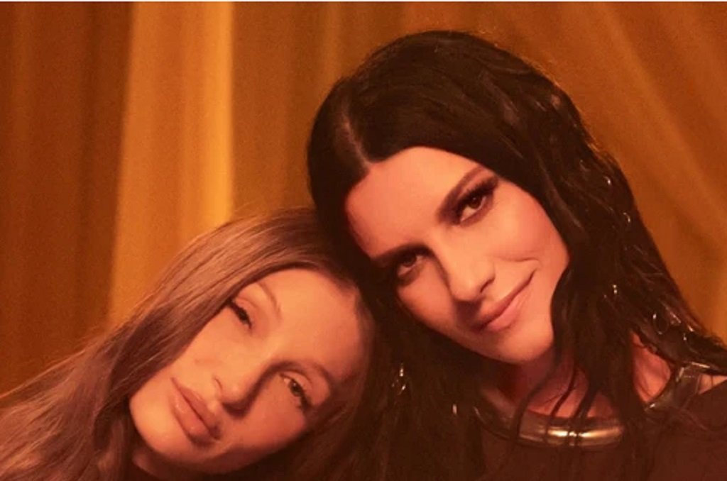  Laura Pausini  y Yami Safdie unen sus voces