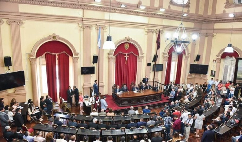 Hoy asumen nuevos diputados y senadores salteños