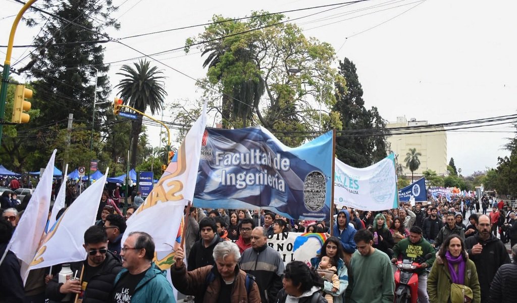 Ni la lluvia detuvo la Marcha Universitaria en Salta