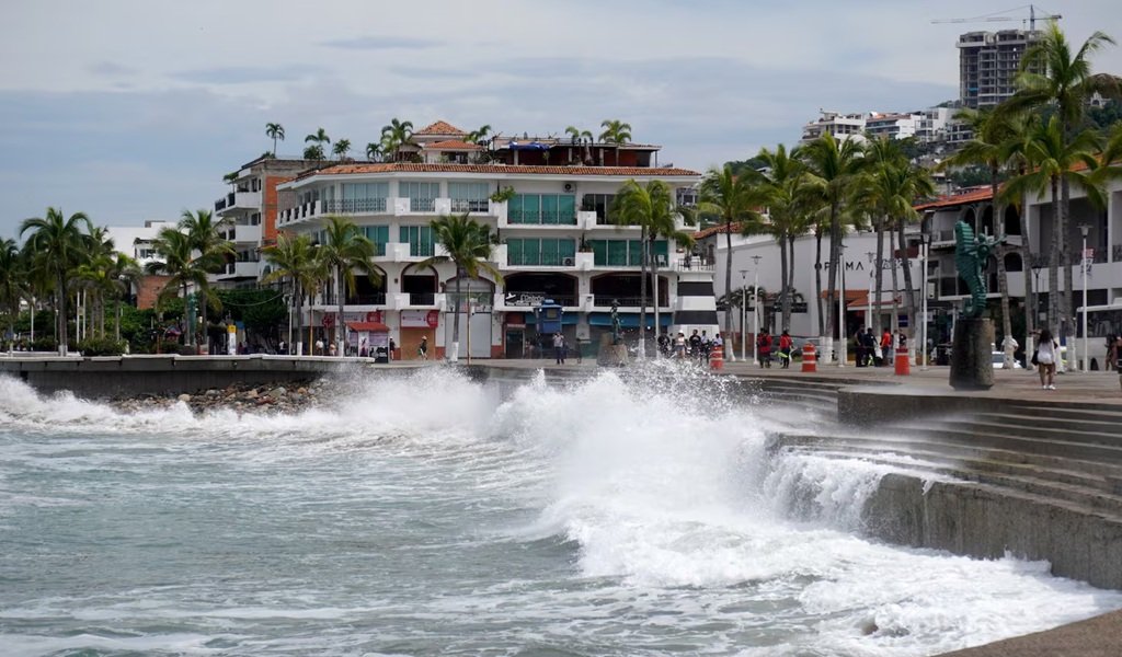 El huracán Simón llega a la costa de México