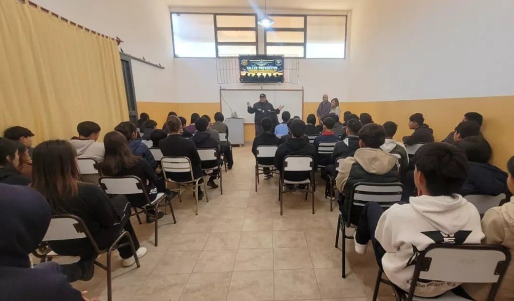 La Policía concientiza sobre consumo problemático