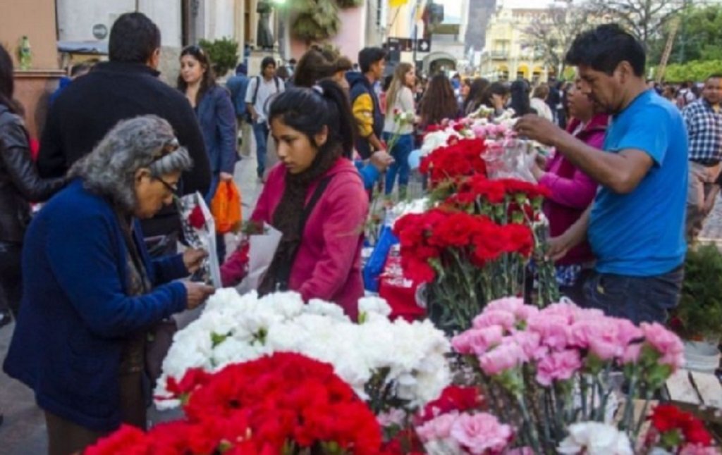 Vendedores de claveles piden trabajar cerca de la Catedral