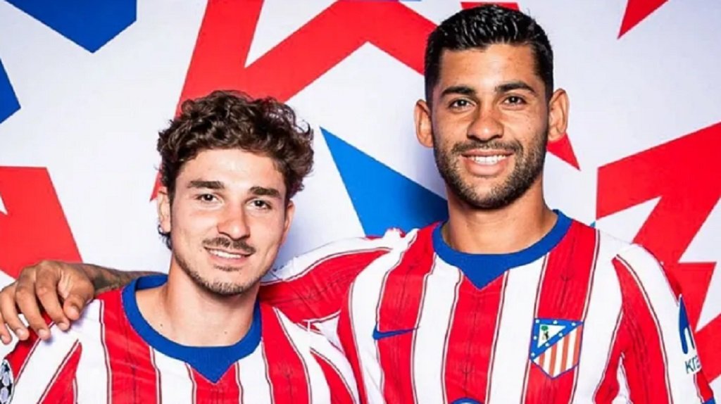 Julián posó con la camiseta del Atlético