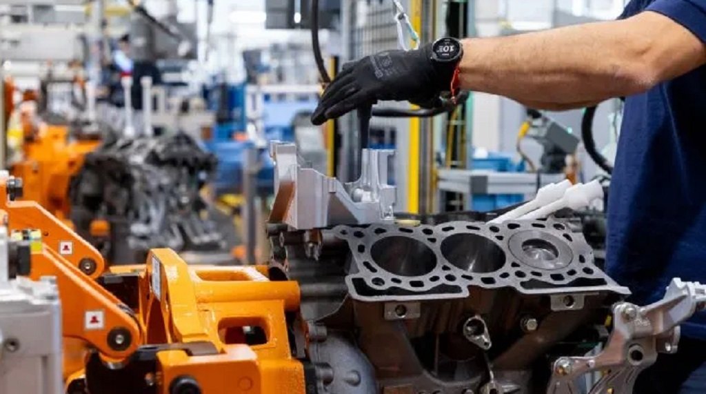 La industria retrocedió 12% frente a 2023