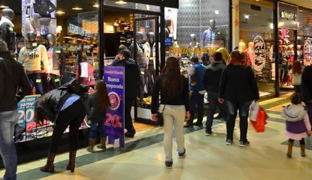 El consumo sigue sin repuntar bajó 2,4%