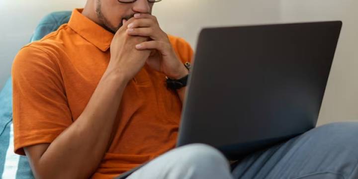 Perjuicio de usar la notebook entre las piernas