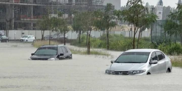 Masiva protesta en Valencia tras las inundaciones