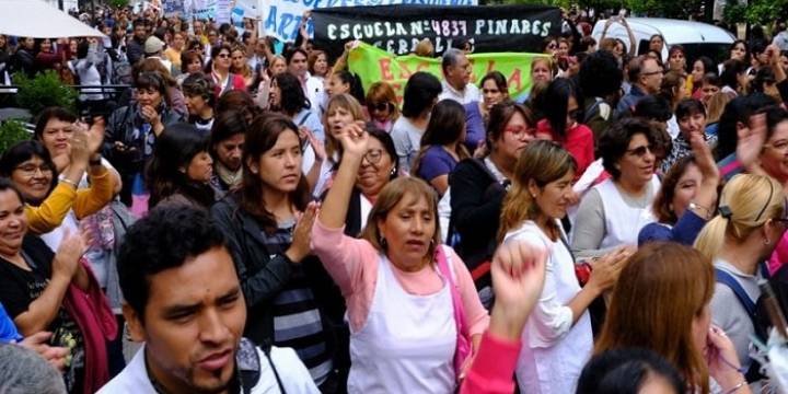 Autoconvocados siguen de paro y Gremios de Salud firmaron el acuerdo salarial