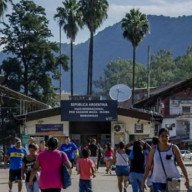 Bagayeros bloquean el puente entre Salvador Mazza y Bolivia