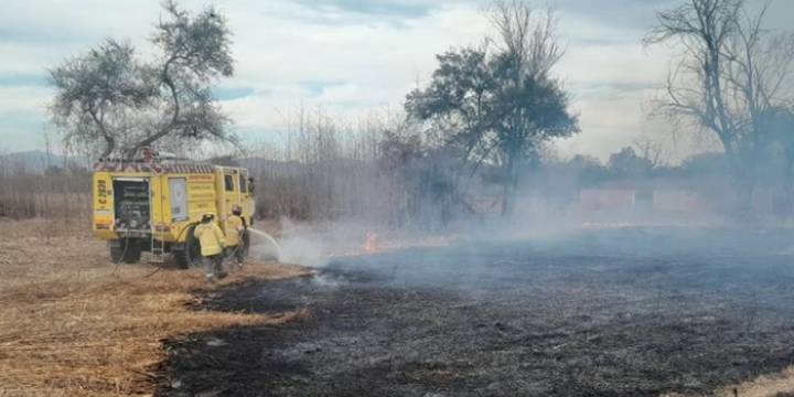 Defensa Civil sofocó incendios de pastizales en la zona sur
