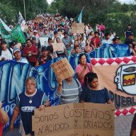Manifestación de la comunidad Lule por demoliciones