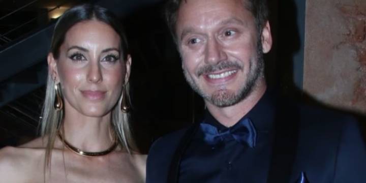 Benjamín Vicuña se mostró a los besos con su novia