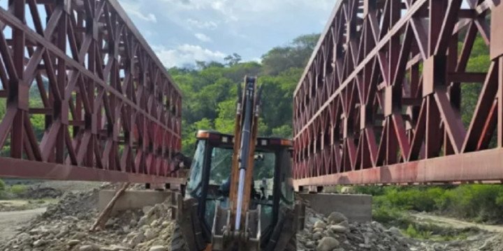Los Toldos: continúa el montaje del puente