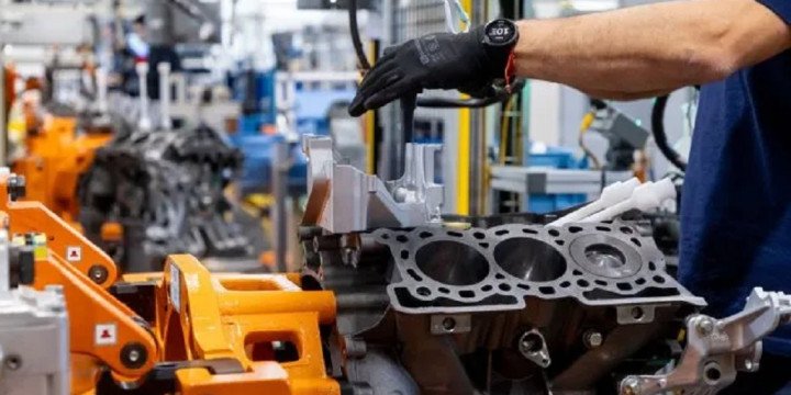 La industria retrocedió 12% frente a 2023