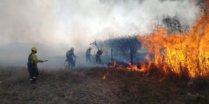 Brigadistas sofocan incendios en el Parque Nacional Calilegua