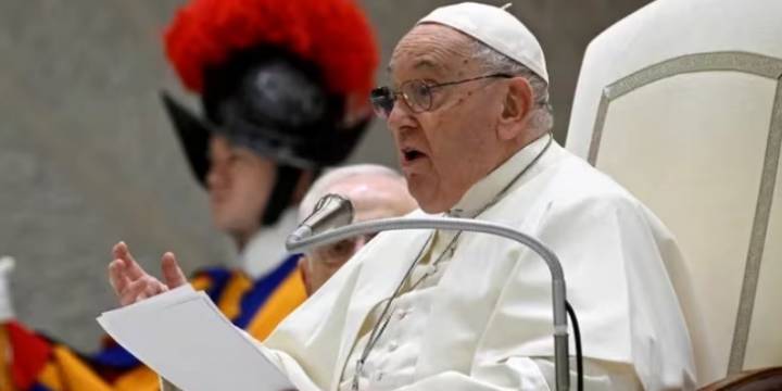 El papa Francisco confirmó que tiene bronquitis  