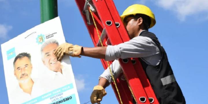 Inició el retiro de carteles políticos en distintos puntos de la Ciudad