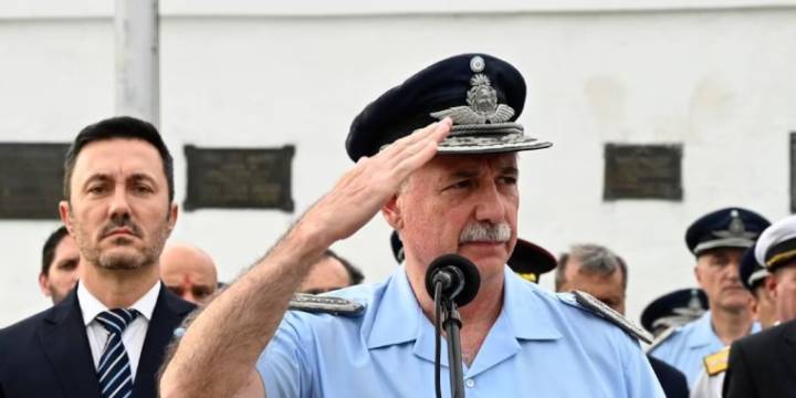 El Gobierno echó al jefe de la Fuerza Aérea, Fernando Mengo