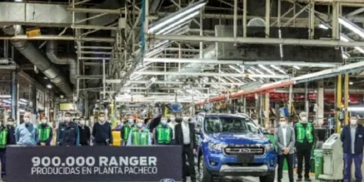 Ford analiza incorporar personal y aumentar la producción