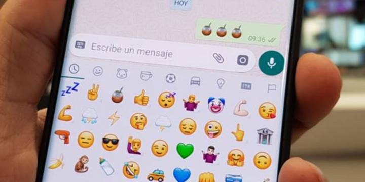 WhatsApp permite usar cualquier emoji para reaccionar a mensajes