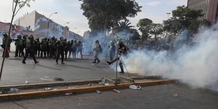 Siguen las protestas y manifestantes tomaron Lima
