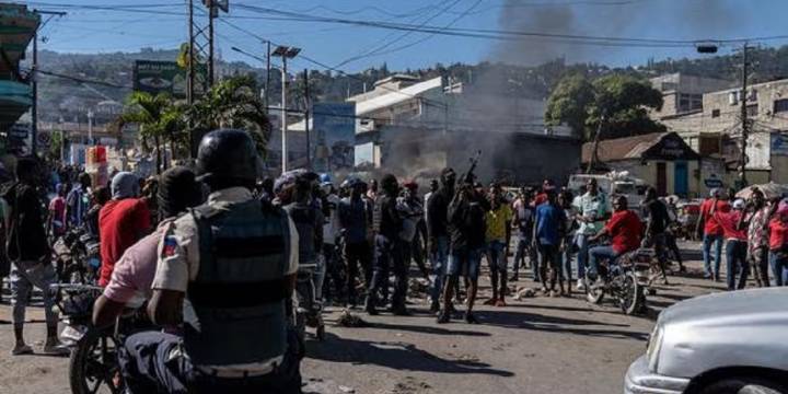 Policías haitianos bloquean calles por el asesinato de policías