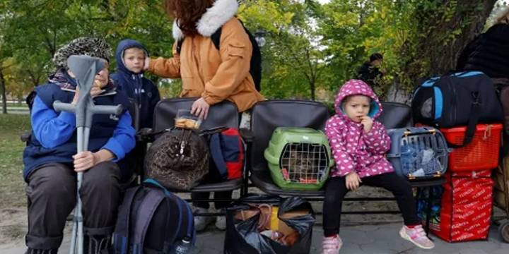 Evacúan niños rusos por el peligro de estar en la frontera
