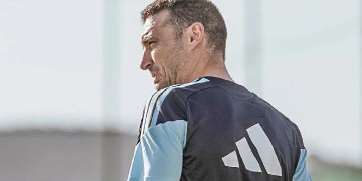 Lionel Scaloni paró su primera formación