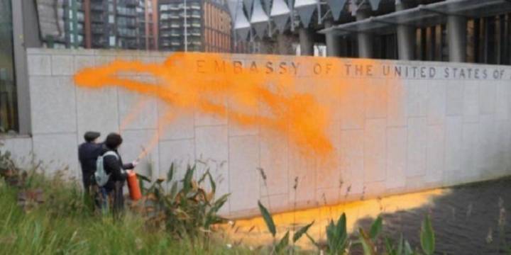 Activistas vandalizaron la embajada de EEUU en Londres