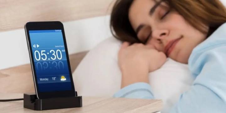 Complicaciones para la salud por dormir con el celular al lado