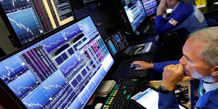 El riesgo país perforó el piso de los 700 puntos