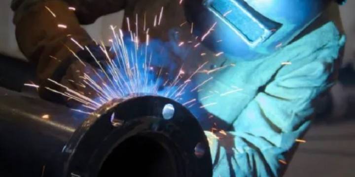 La economía anotó en febrero su décima mejora mensual