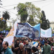 Ni la lluvia detuvo la Marcha Universitaria en Salta