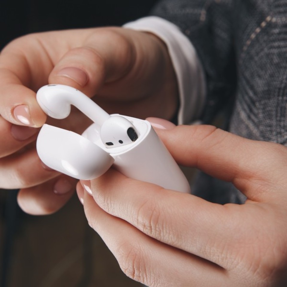 Una versión futura de los AirPods podría incluir una cámara