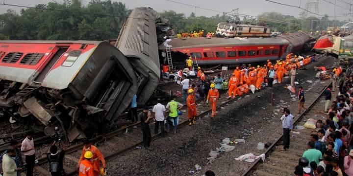 Colisión de trenes en India deja casi 300 personas muertas 