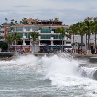 El huracán Simón llega a la costa de México