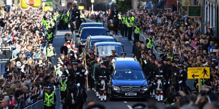 Miles de personas esperan horas para despedir a Isabel II