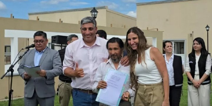 Nueva entrega de viviendas a familias