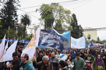Ni la lluvia detuvo la Marcha Universitaria en Salta