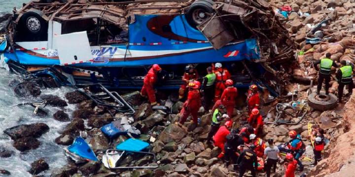 25 personas murieron en Perú al caer un micro por un precipicio 